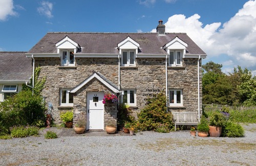 New Quay Cottage | STABLE COTTAGE, character holiday cottage, with open fire in New Quay