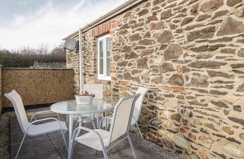 Tywyn Cottage | STABLE COTTAGE LLANDUDNO, pet friendly, with a garden in Llandudno