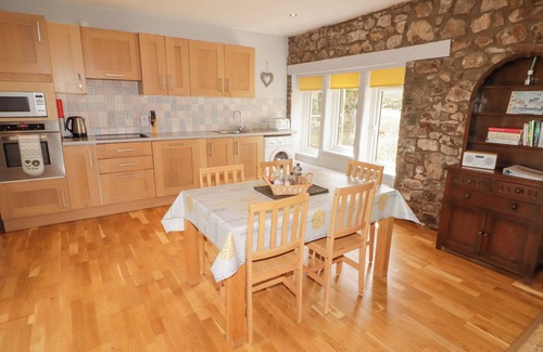 Templeton House | STABLE COTTAGE, NARBERTH, pet friendly, with a garden in Narberth