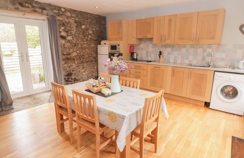 Templeton House | STABLE COTTAGE, NARBERTH, pet friendly, with a garden in Narberth