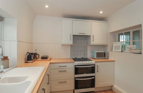 Lechlade Cottage | STABLE COTTAGE, pet friendly, with a garden in Lechlade-On-Thames
