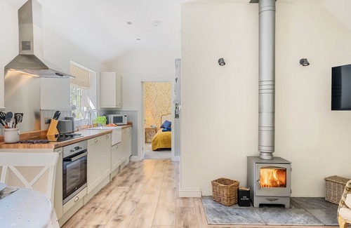 Frome Saint Quinton Cottage | Stable Cottage - sleeps 2 guests in 1 bedroom