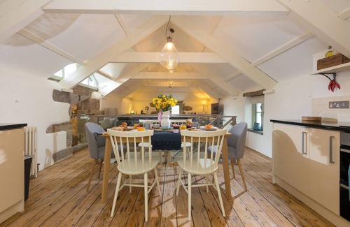 Saint Columb Major House | STABLE LOFT, family friendly, with hot tub in Watergate Bay