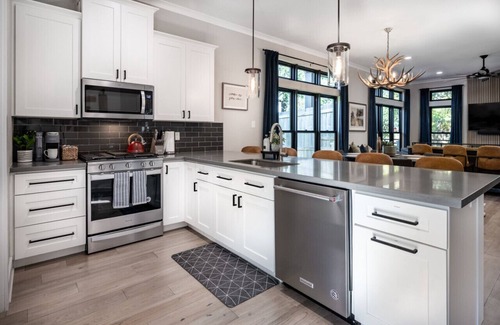 College Hills Estates House | Stadium View: 4 King Suites, 2 Living Rooms, Walk to A&M and Golf Course