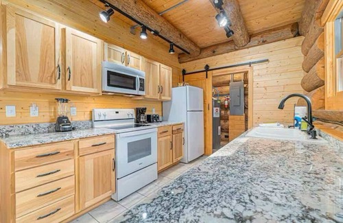 Beulah House | Stagecoach Inn Log Cabin 10 Acres Wooded Setting