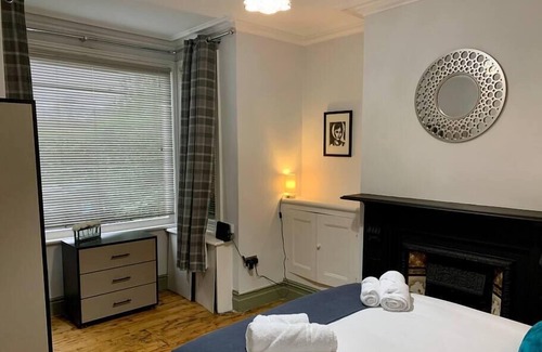 Stoke-on-Trent House | Stamer House by YourStays