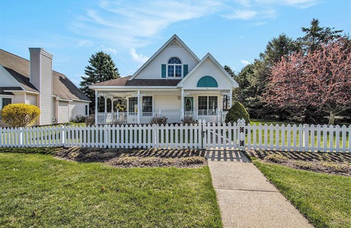 Manistee Cottage | Standalone Harbor Village Cottage at Beach