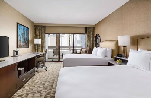 Phoenix Hotel | Standard 2 Queens at Hilton Phoenix Airport - Outdoor Pool & Hiking Options