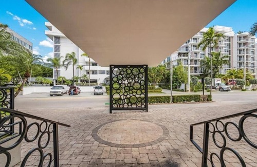 Bay Harbor Islands Apartment | Standard King Room Near Pura Vida MIA