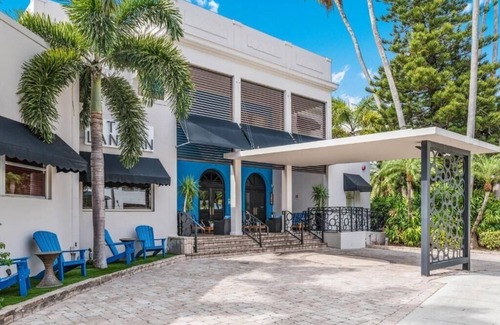 Bay Harbor Islands Apartment | Standard King Room Near Pura Vida MIA
