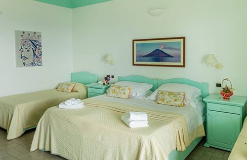 San Vincenzo Hotel | Standard Quadruple Room a few steps from the sea