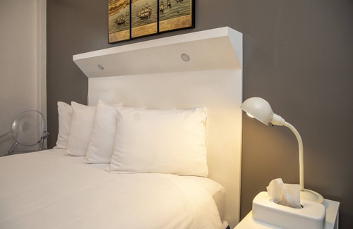 Civic Center Hotel | Standard Queen Room with Ensuite Bathroom