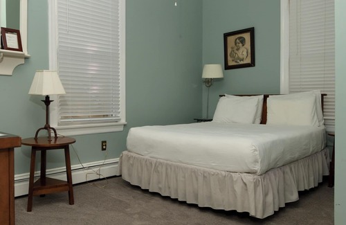 Ventnor City Bed & Breakfast | Standard Queen Room 300 feet from the boardwalk and beach with parking and full breakfast