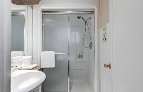 Vieux-Quebec-Cap-Blanc-colline Parlementaire Hotel | Standard Room #2 Summ