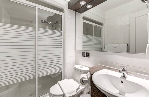 Vieux-Quebec-Cap-Blanc-colline Parlementaire Hotel | Standard Room #3 Summ