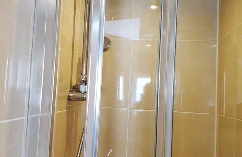 Marston Green Hotel | Standard Single Room Ensuite - Royal Square Hotel - Birmingham Airport & NEC