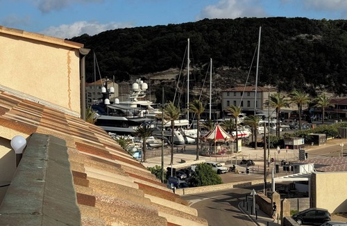 Bonifacio Apartment | STANDING APARTMENT TERRACES - A/C - PARKING - GREAT LOCATION