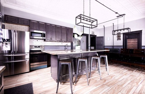 Niagara Falls House | Staneks Pub- 8BR 2.5 Bath Close to Niagara Falls