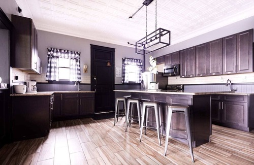 Niagara Falls House | Staneks Pub- 8BR 2.5 Bath Close to Niagara Falls