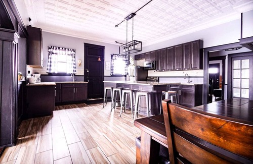 Niagara Falls House | Staneks Pub- 8BR 2.5 Bath Close to Niagara Falls