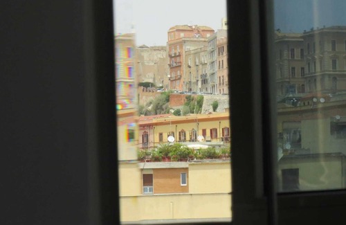 Cagliari House | Stanza con vista sulla città storica, letto matrimoniale e bagno condiviso