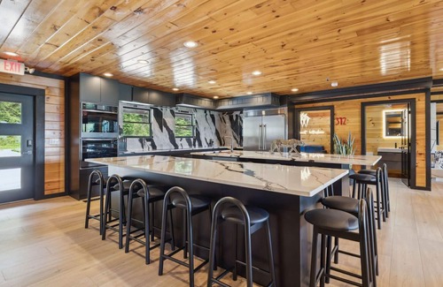 Gatlinburg - Pigeon Forge Cabin | Star-A-Lago Lodge: 11-Bedroom Smoky Mountain Cabin with Pool, Hot Tubs, Theater, and Game Room