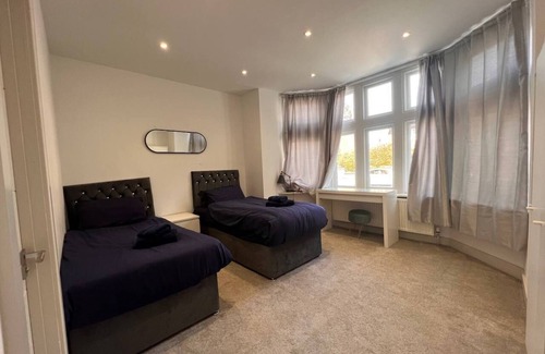 Golders Green Apartment | Star London Finchley Road 3-Bed Oasis with Garden