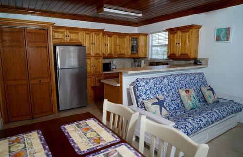 Spanish Wells Apartment | Starfish Cottage. FREE Golf Cart Included. Just 2 minute walk to the Beach
