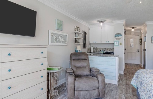 Panama City Beach Apartment | Starfish Studio: beachfront, overlooking pool, clean, comfy w/free beach chairs
