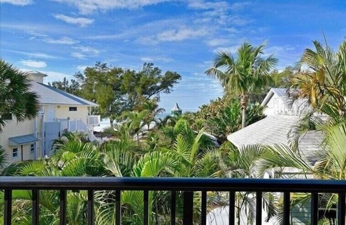 Bradenton Beach Villa | Starfish West- Beautiful Villa private pool and a few steps to the beach