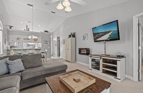 El Centro Beach House | StarfishBeachHouse: 2Blks2Bch, Outdoor Living, Dogs OK, FREE Daily Activities!