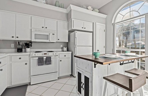 El Centro Beach House | StarfishBeachHouse: 2Blks2Bch, Outdoor Living, Dogs OK, FREE Daily Activities!