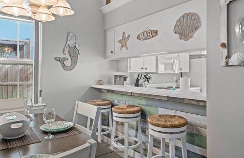 El Centro Beach House | StarfishBeachHouse: 2Blks2Bch, Outdoor Living, Dogs OK, FREE Daily Activities!