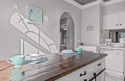 El Centro Beach House | StarfishBeachHouse: 2Blks2Bch, Outdoor Living, Dogs OK, FREE Daily Activities!