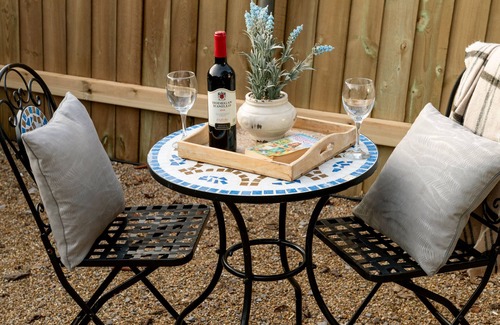 Blandford Saint Mary Apartment | STARGAZE - UNIQUE STAY | SLEEPS 2 | HOT TUB | BBQ | PATIO | WI-FI