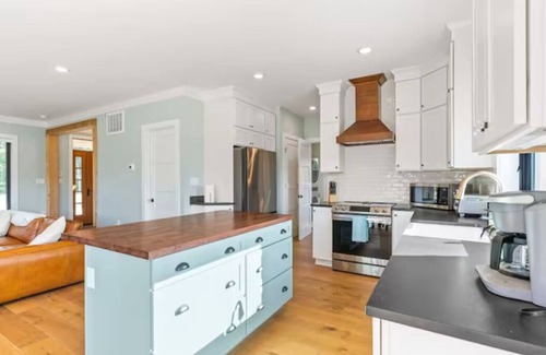 Roseland House | Stargazing on 12 Acres: Hot Tub 55"TV Fire Pit