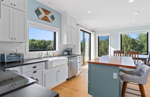 Roseland House | Stargazing on 12 Acres: Hot Tub 55"TV Fire Pit
