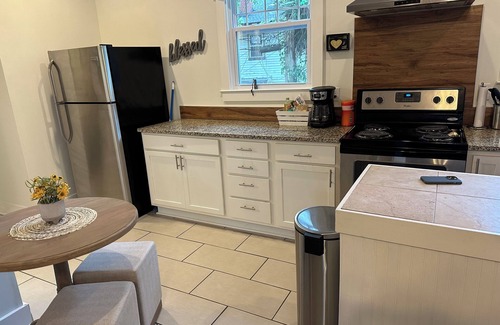 Midtown Apartment | Starland Area gem! Marvelous 2-bedroom apartment in Savannah