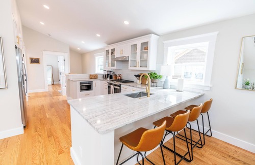 Prospect Hill Apartment | Starlight: Gorgeous 2-bedroom, Skylights, Close to Yale & Downtown New Haven