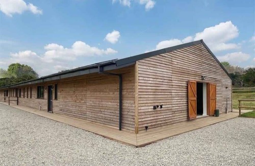 Godstone Apartment | Starlight Lodge - 4 bedroom Barn with Hot Tub!
