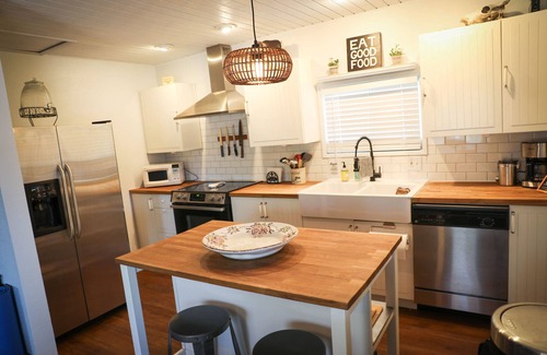 Pine Cottage | ✨🐶 STARLIGHT MODERN BOHO COTTAGE | STEPS AWAY FROM TOWN | DOG FRIENDLY 🐾