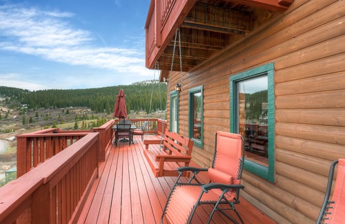 Quandary Village Cabin | Starlink 100+Mbps, HOT TUB, TempurPedic beds, DOGS, cozy cabin 15 min from Breck