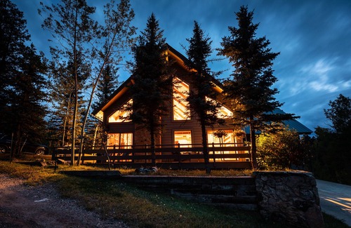 Columbine Lake House | Starlink Internet, EV Charger, Pet Friendly, Cozy!