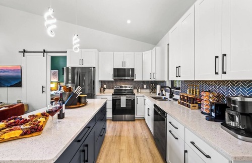 Leicester House | Starlit Lux Retreat AVL by 5 Seasons Homestays