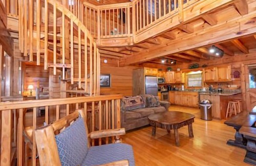 Gatlinburg - Pigeon Forge Resort | Starr Crest Lodge is a gorgeous four-bedroom cabin located in Starr Crest Resort