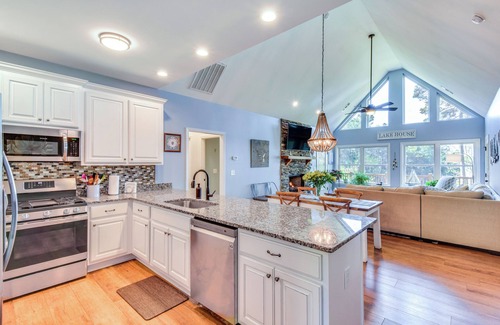 Dewy Rose House | Starr Rental on Lake Hartwell: Deck & Water View!