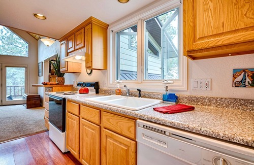 San Juan River Village House | Starry Pines: Cozy 3-Story Retreat w/Hot Tub, Fireplace, Forest Views. Large Deck for Stargazing!
