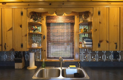 Limerick House | START VACATION on FRIDAY ~ Lakeside Cottage, private beach, hot tub, and more!