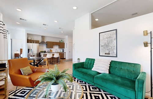 Edgehill Condo | State-of-the-art corner suite with balcony, seasonal pool, & gym