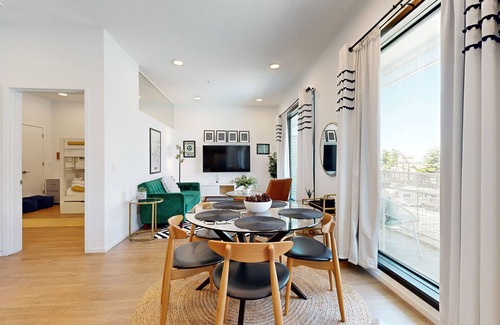 Edgehill Condo | State-of-the-art corner suite with balcony, seasonal pool, & gym